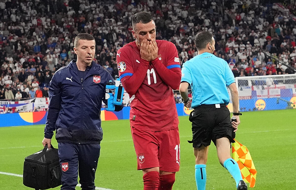 負傷交代したコスティッチ