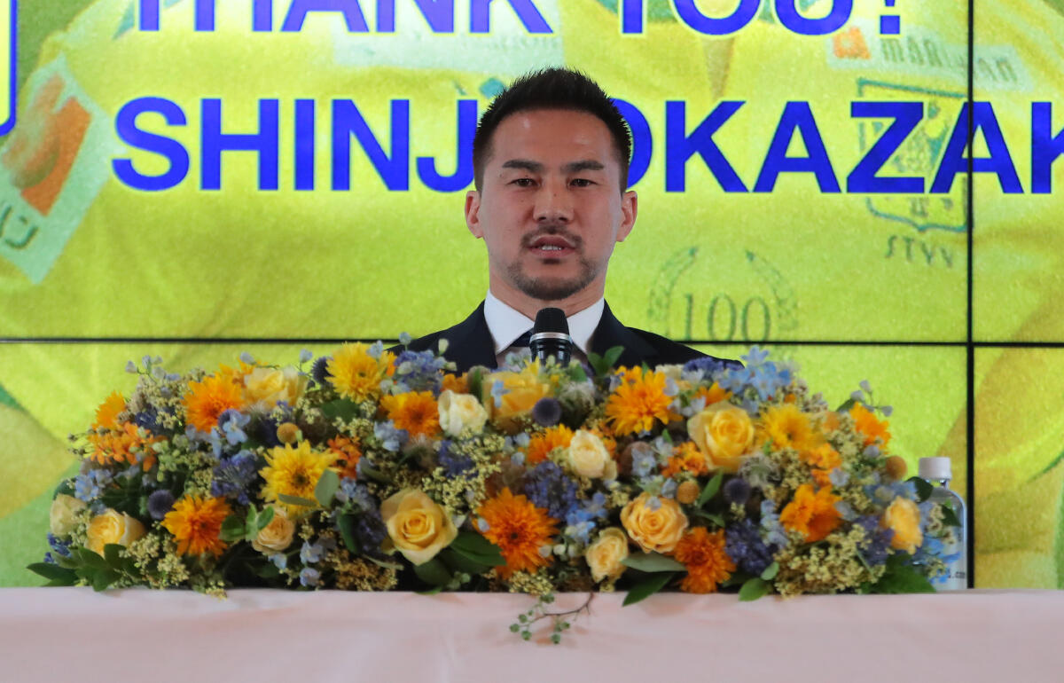 引退会見に臨んだ岡崎慎司