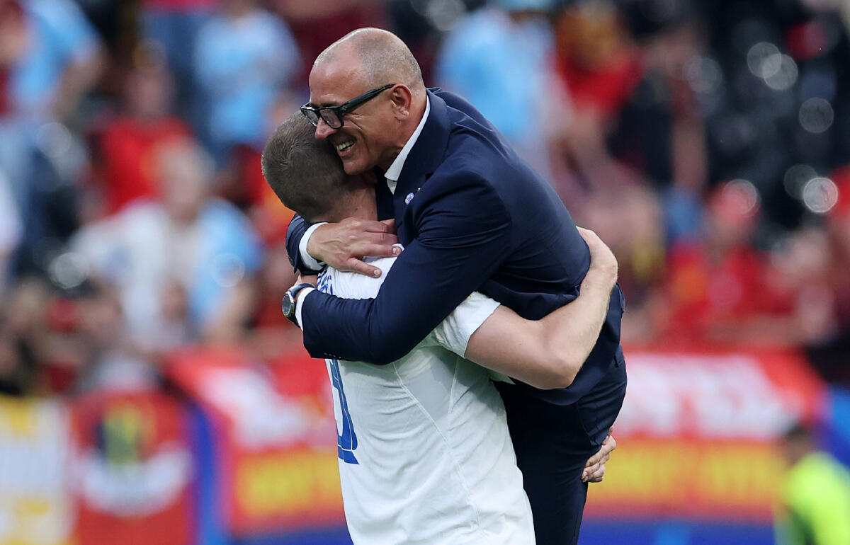 金星を喜ぶカルツォーナ監督