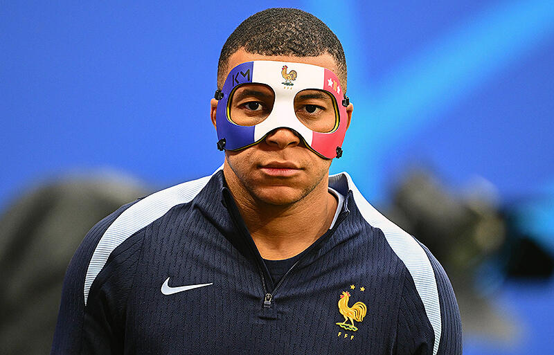 トリコロールのフェイスガードが到着