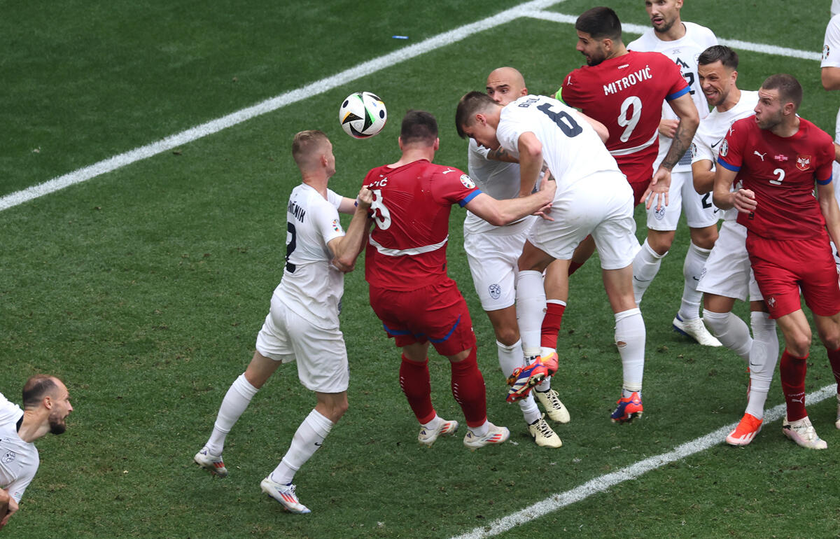 ラストプレーでヨビッチがCKからヘッド(中央の8番)