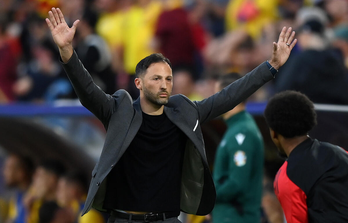 大会初勝利を喜ぶテデスコ監督