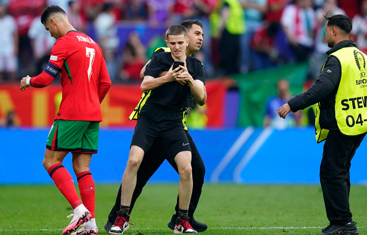 C・ロナウドに接触しようとピッチに侵入した男性