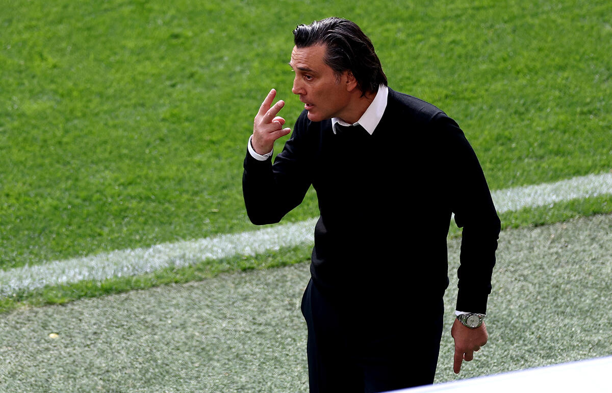 入口で足止めされたモンテッラ監督