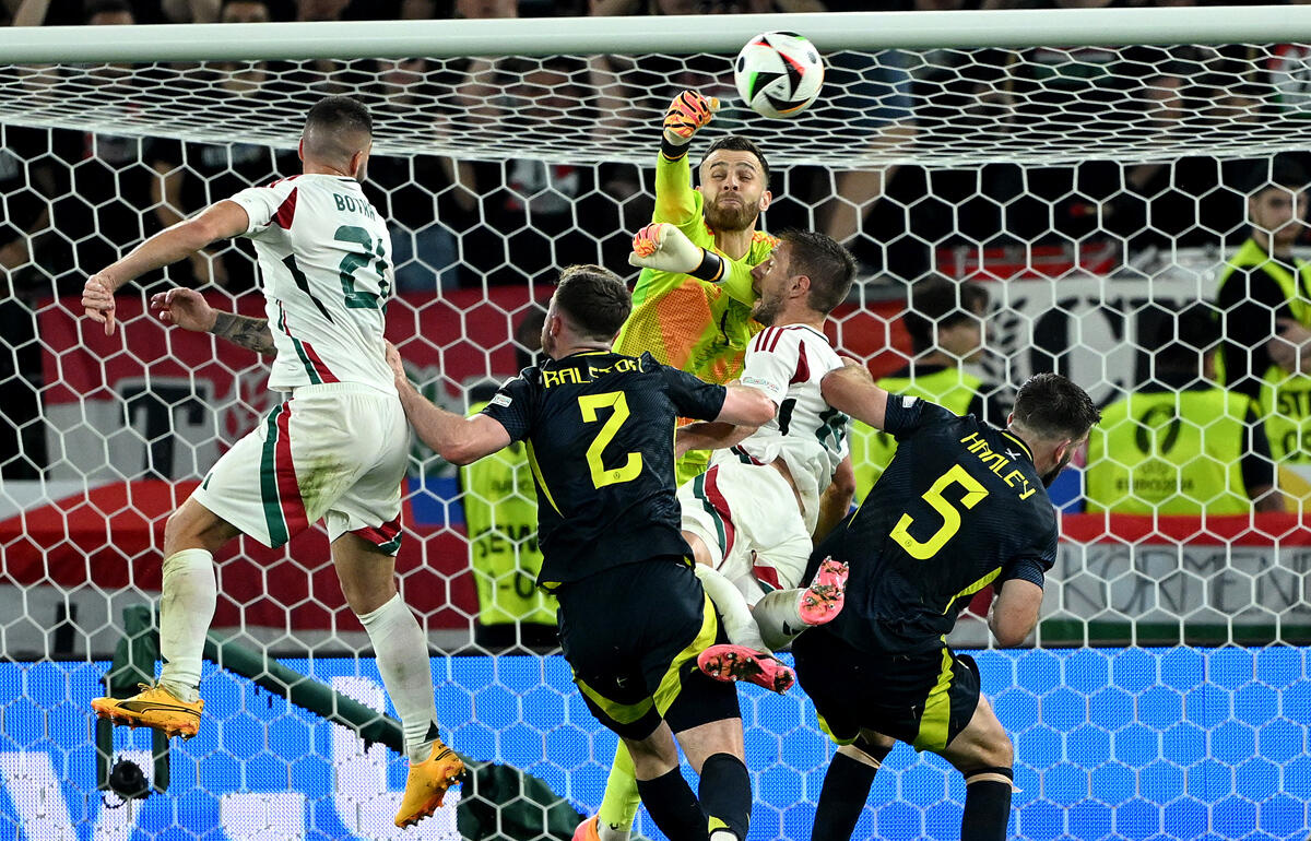 空中戦でGKと接触するヴァルガ(中央)