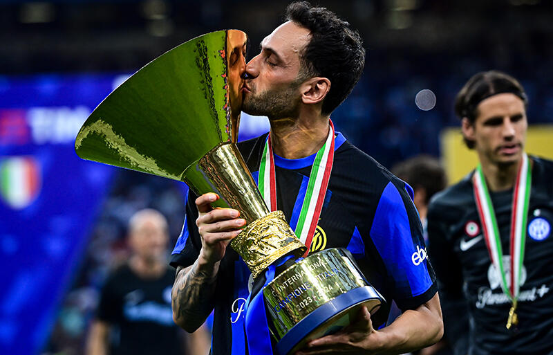 ハカン・チャルハノールがインテル残留の意思を表明