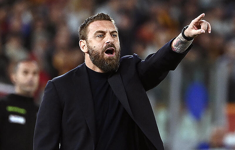 長期契約にサインしたデ・ロッシ監督