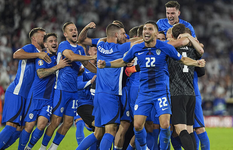 決勝トーナメント進出に歓喜するスロベニア代表