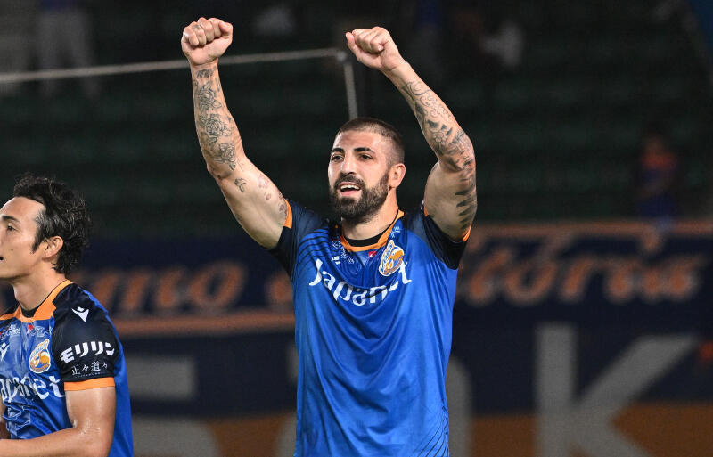 長崎の3点目をマークしたフアンマ・デルガド