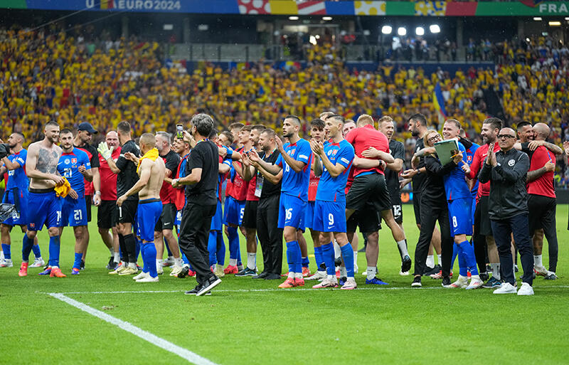 ユーロ決勝トーナメント進出を喜ぶスロバキア代表