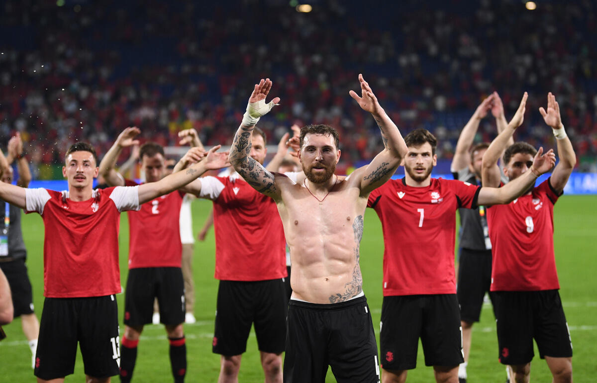 ベスト16進出を喜ぶジョージア代表選手たち