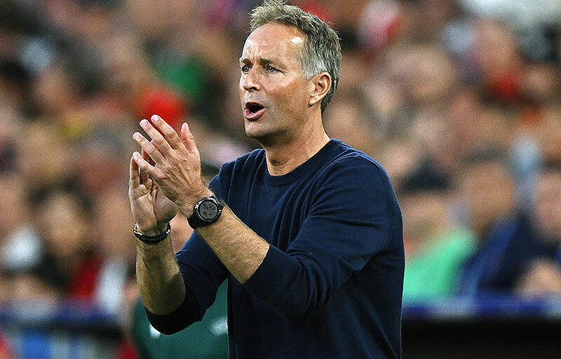 ホスト国とのタフな試合に挑むヒュルマンド監督