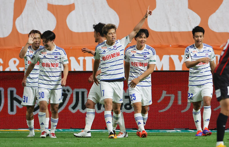 決勝弾の谷口海斗をはじめとする新潟の選手たち