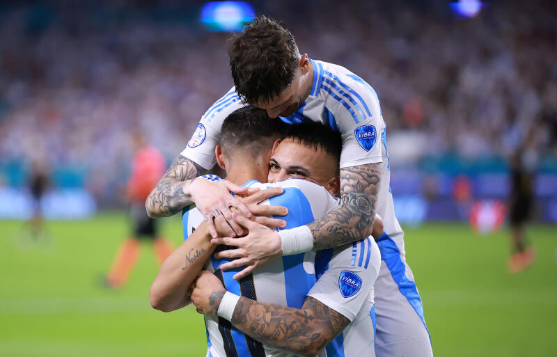 首位通過のアルゼンチン