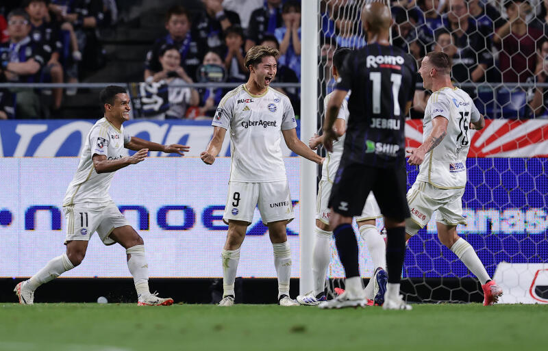 勝ち越しPK弾の藤尾翔太(中央)