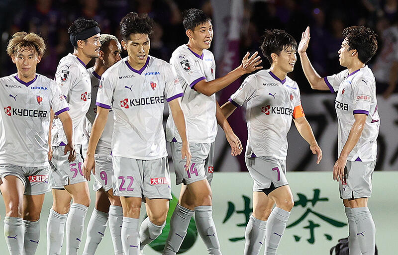 原大智の先制点を祝う