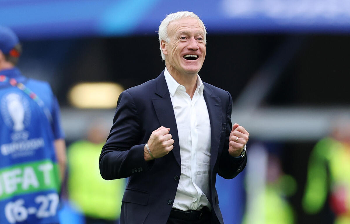 勝利を喜ぶデシャン監督