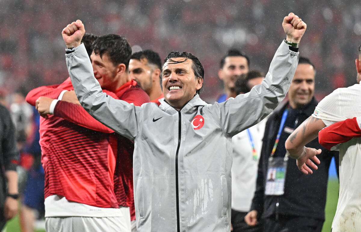 トルコを率いるモンテッラ監督