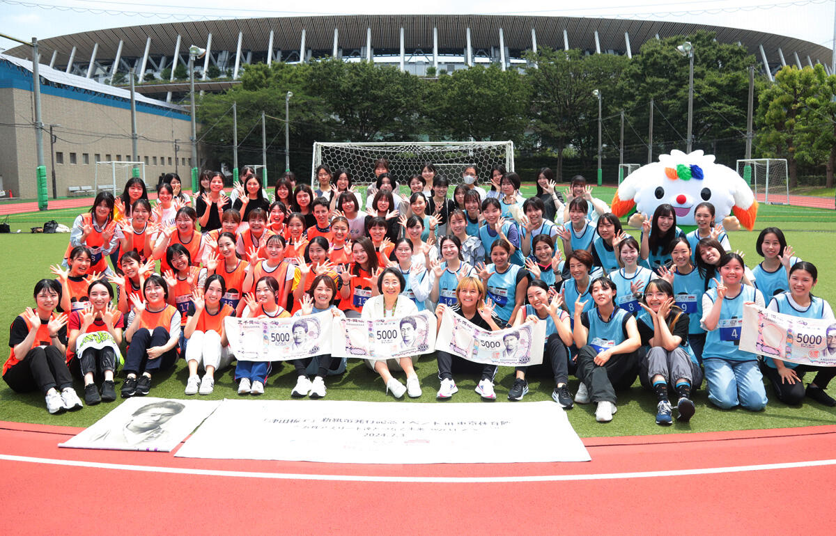 5000mリレーで激走した岩渕真奈さん、登坂絵莉さんと津田塾大学生