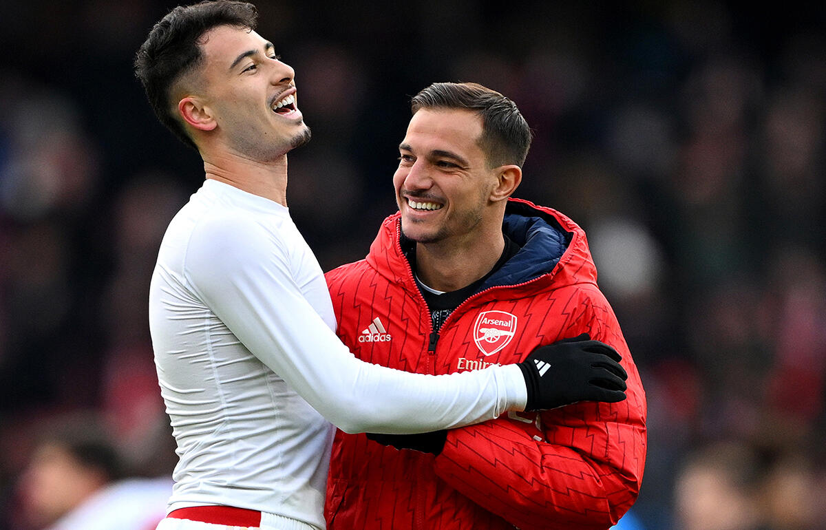 アーセナルを退団しフリーとなっているセドリック・ソアレス(写真右)