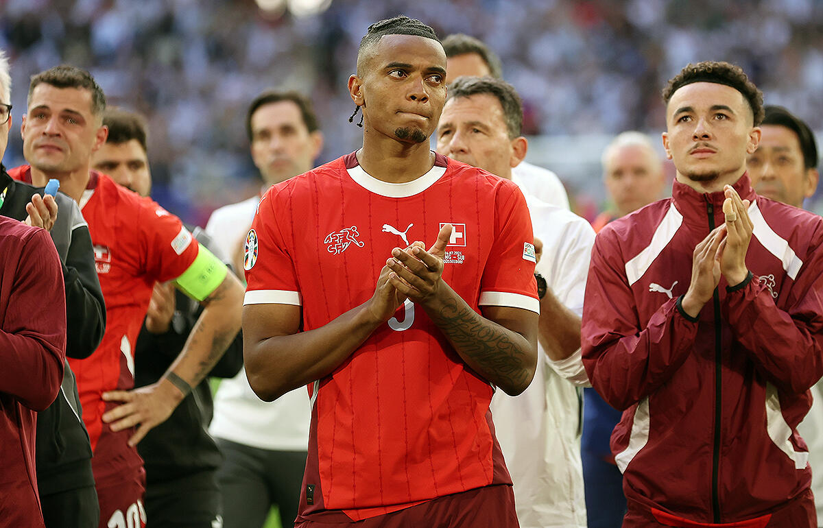 敗退後サポーターに挨拶するアカンジ