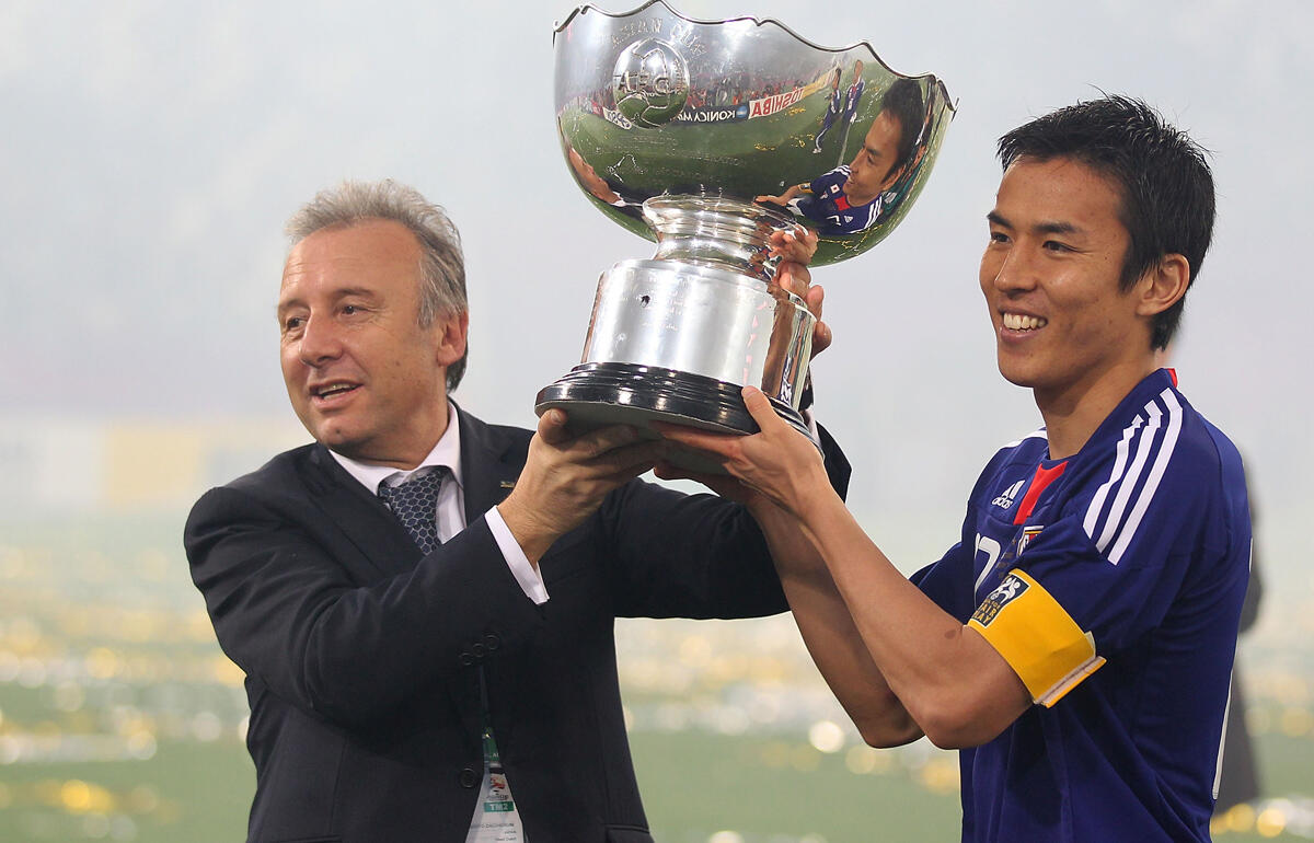 日本代表キャプテンの長谷部誠とザッケローニ監督