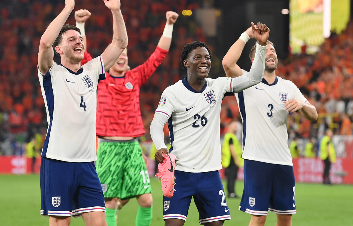 ユーロ決勝進出にコビー・メイヌー(写真中央)も歓喜