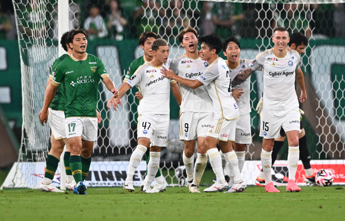 先制ゴールに沸く町田イレブン