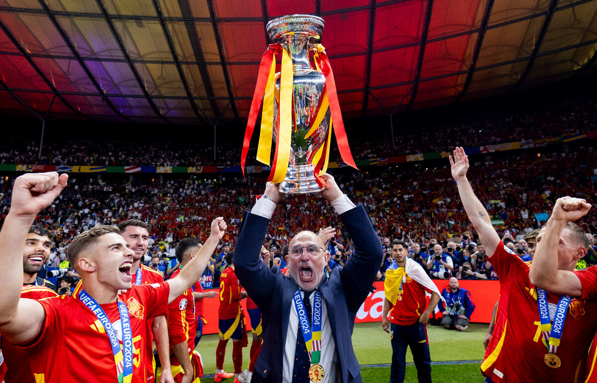 トロフィーを掲げるデ・ラ・フエンテ監督