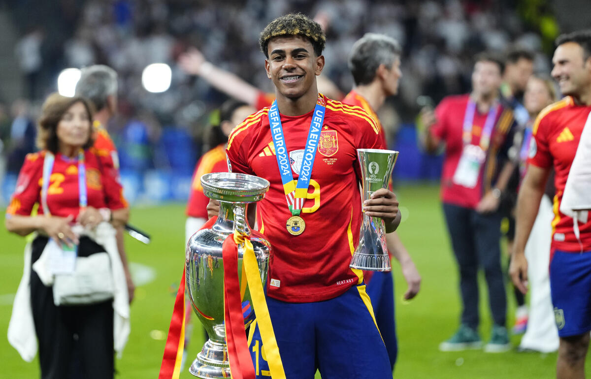 ユーロ優勝＆最優秀若手選手賞を受賞した17歳ヤマル