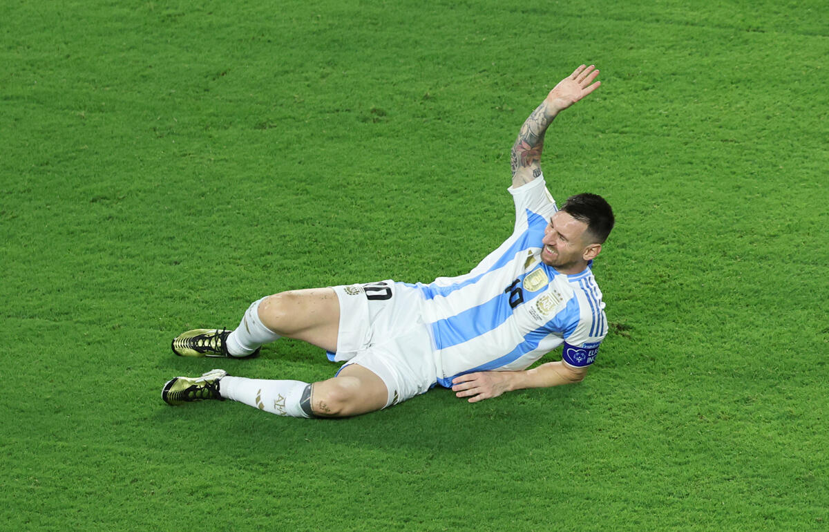 転倒して負傷交代となったメッシ