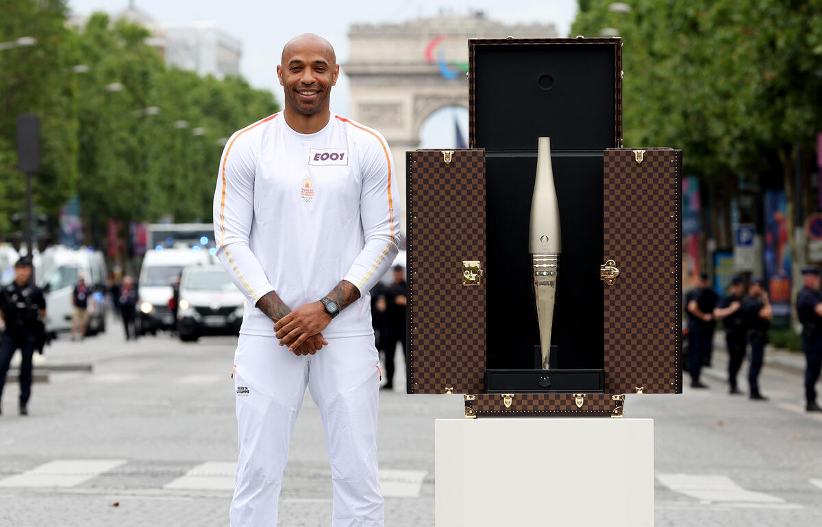 パリでの聖火リレーの第一走者となったアンリ監督