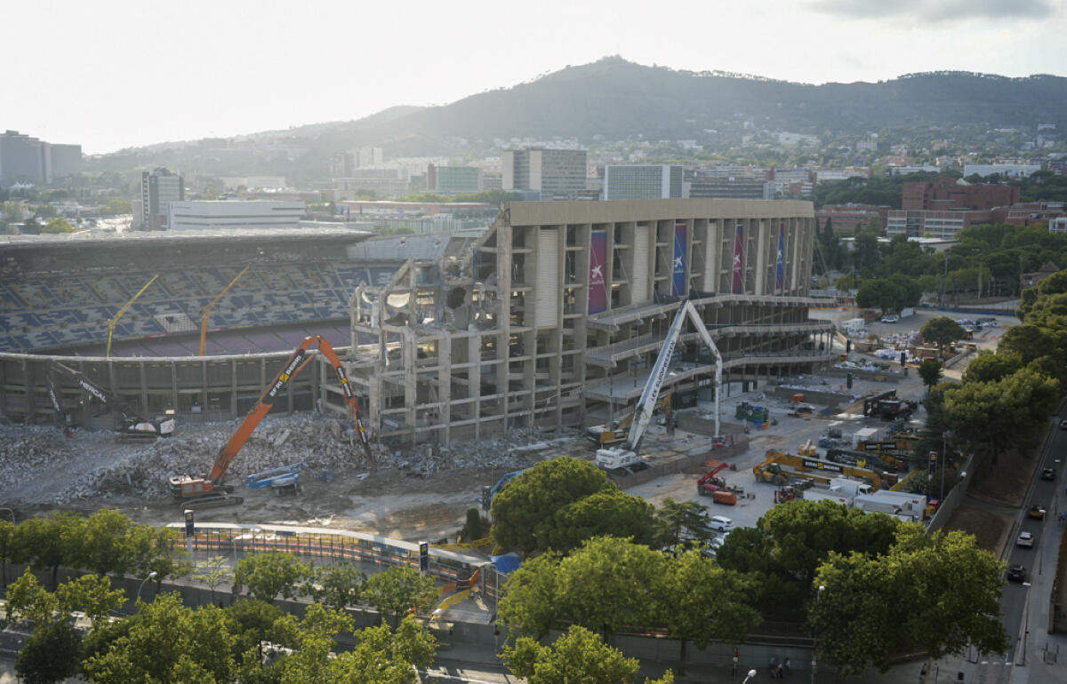 全面改修を進めるカンプ・ノウ(写真は昨年7月時点)