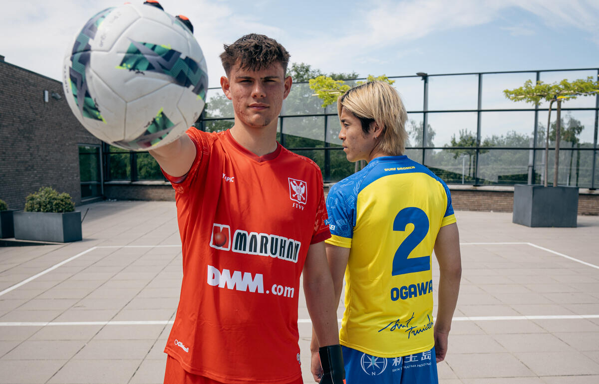 モデルを務めた小川諒也(右)