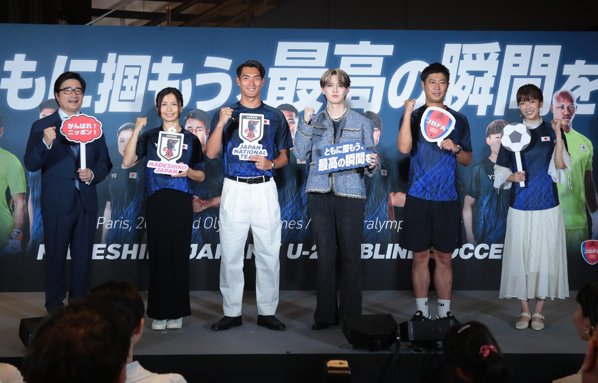 登壇したジョン・カビラ、鮫島彩、槙野智章、白岩瑠姫、尾形貴弘、眞嶋優(左から敬称略)