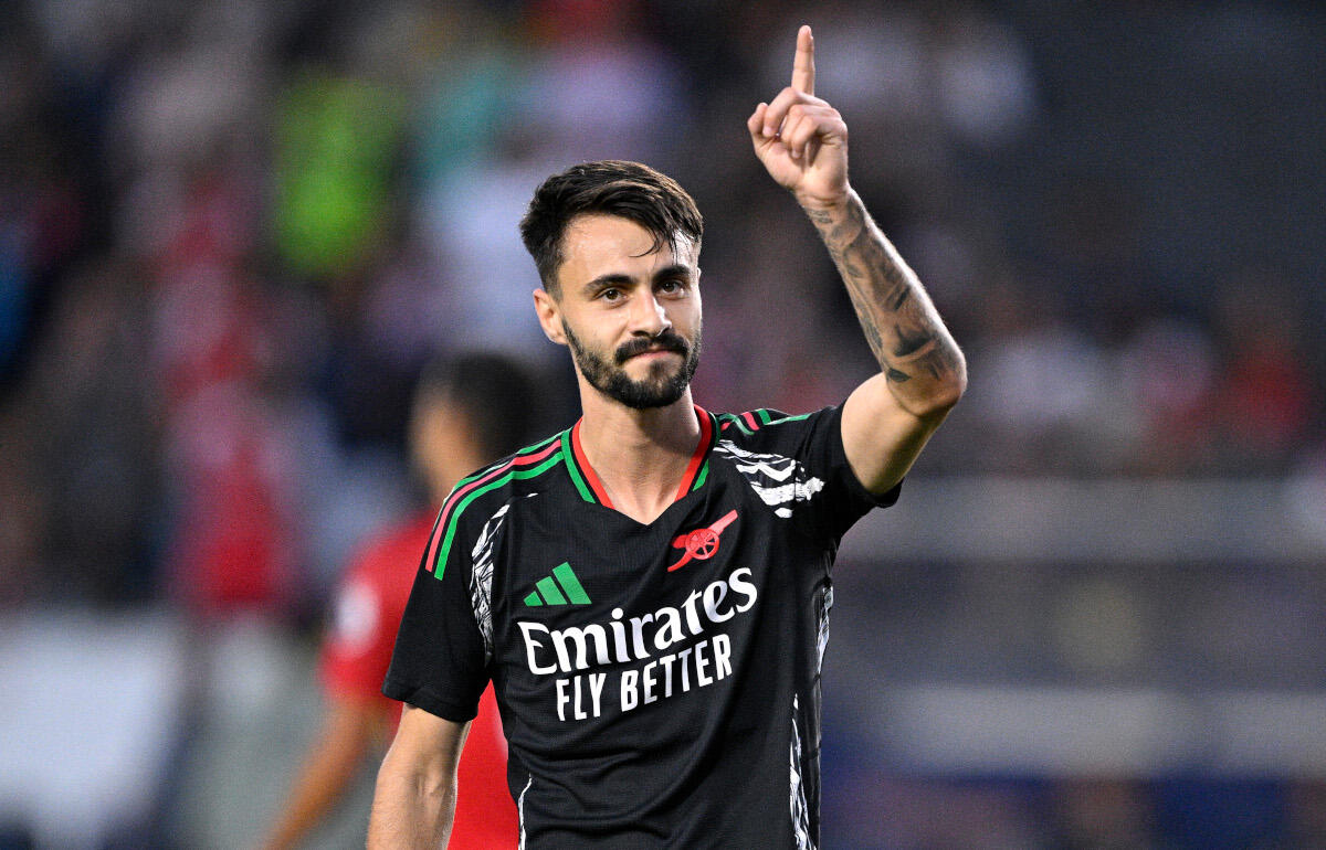 先制ボレーを叩き込んだファビオ・ヴィエイラ