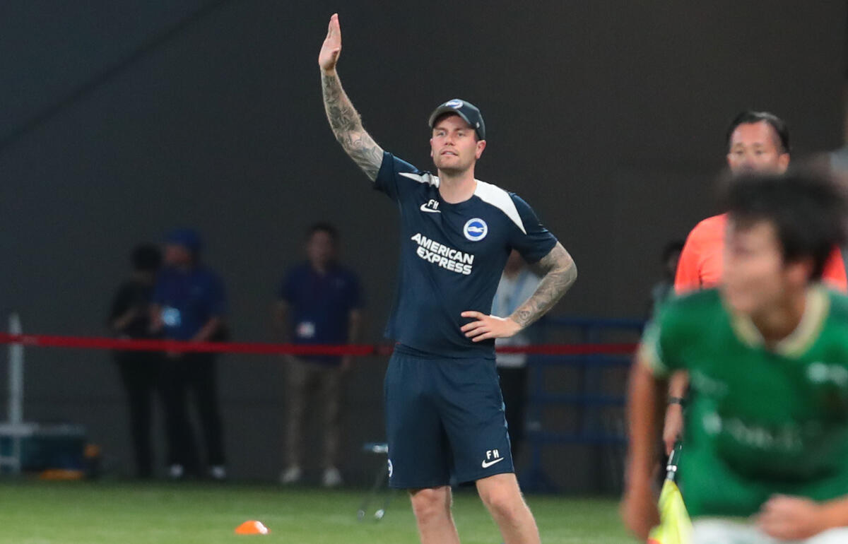 ブライトンを指揮するフュルツェラー監督