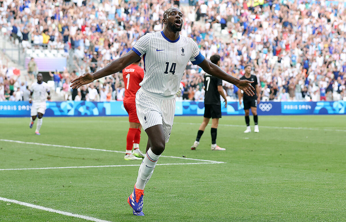 開催国フランスが全勝突破