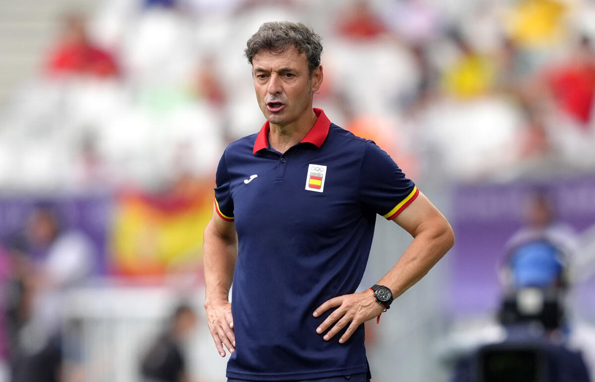 スペインを指揮するデニア監督