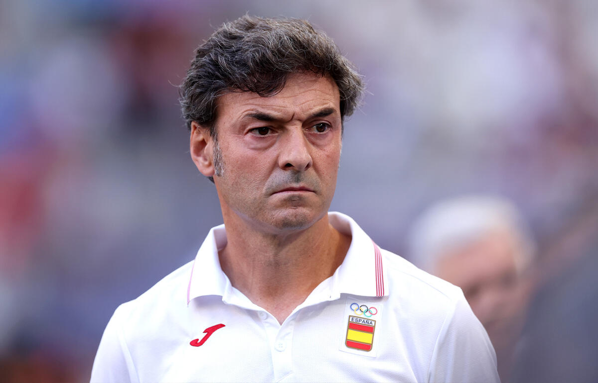 スペインを指揮するデニア監督