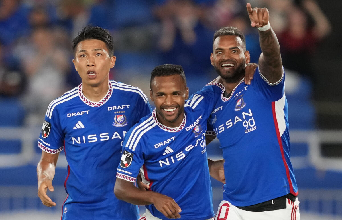 先制点を決めたエウベル(中央)ら