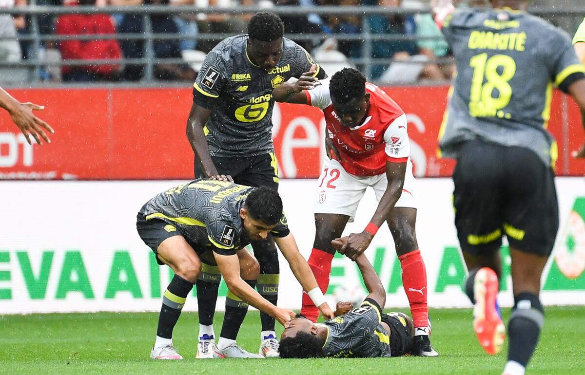 空中線での接触で一時意識を失ったアンヘル・ゴメス