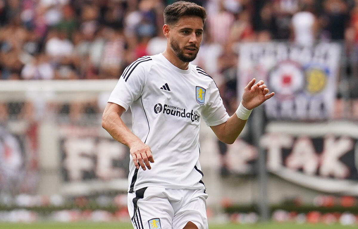 フォレストがビラのDFアレックス・モレノをレンタルで獲得