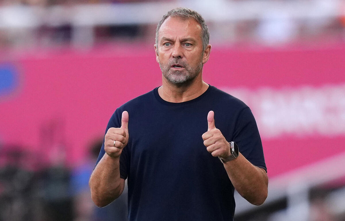 開幕4連勝を称えるフリック監督