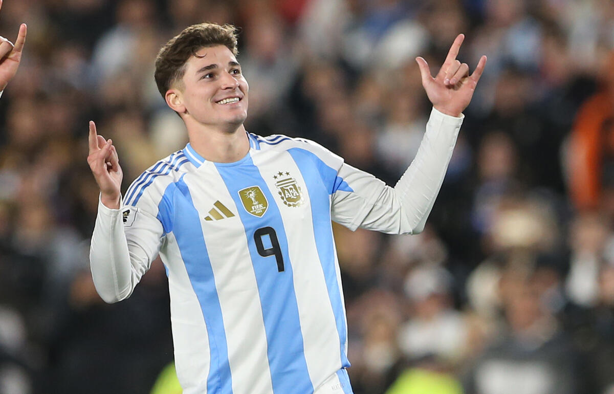 強烈ミドルを決めたフリアン・アルバレス