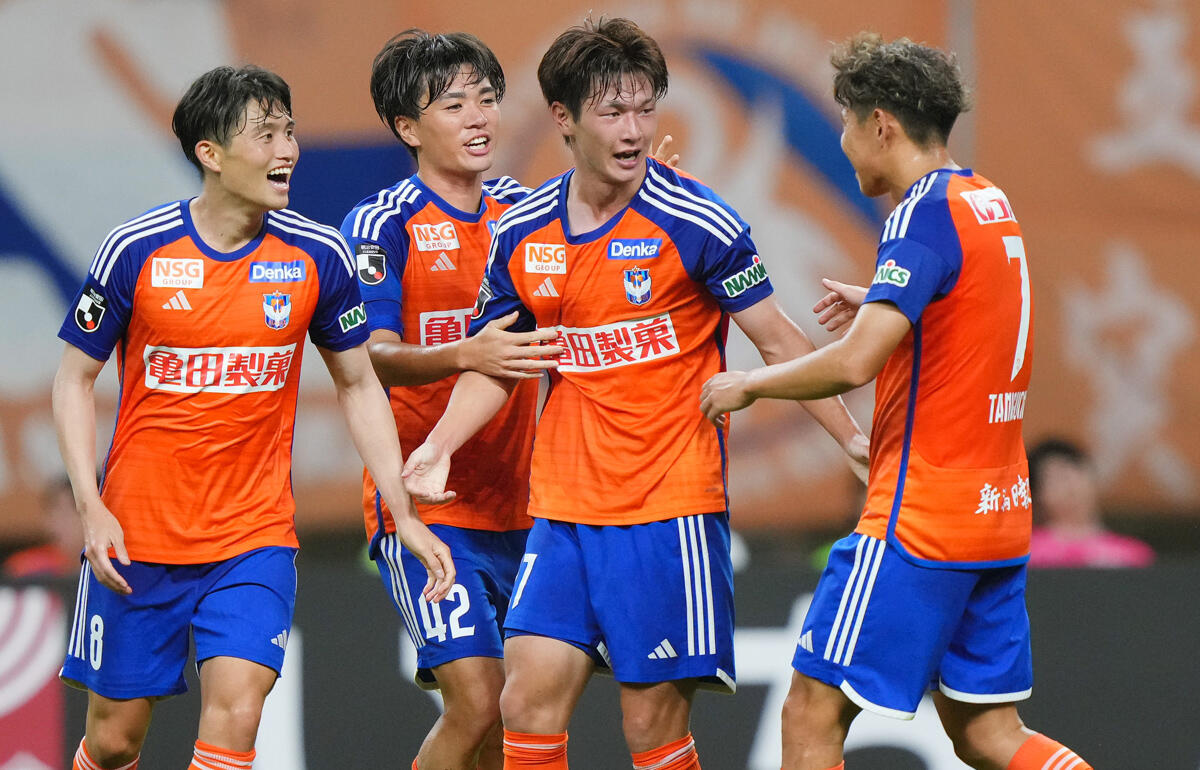 見事な切り返しでネットを揺らした長倉幹樹(中央)