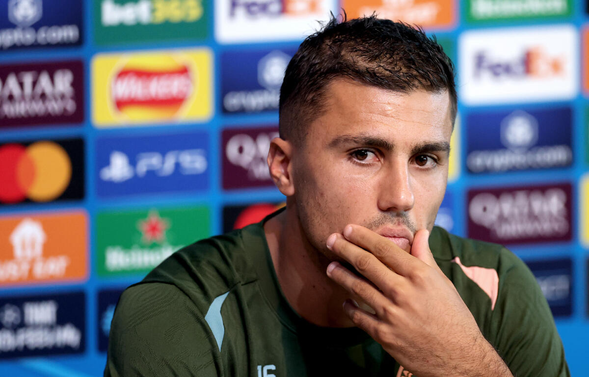 膨れ上がるフットボールカレンダーに切り込んだロドリ