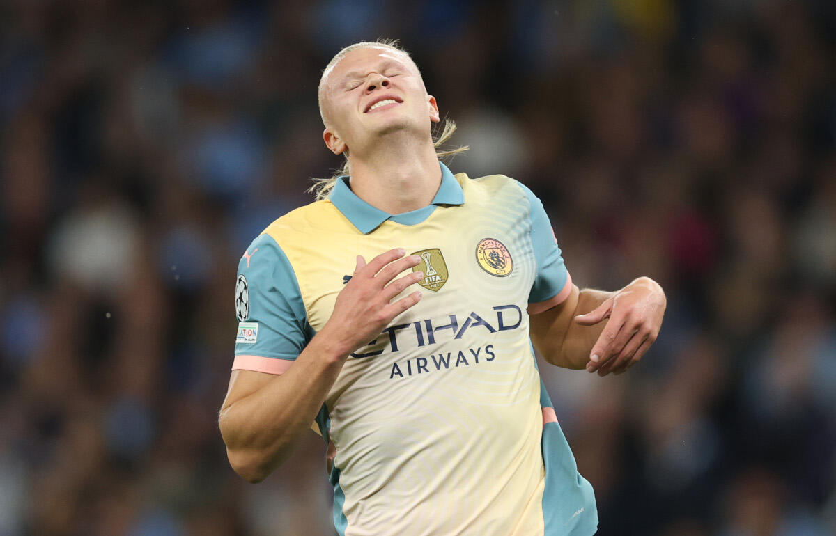 アチェルビと試合後に挨拶を交わしたハーランド