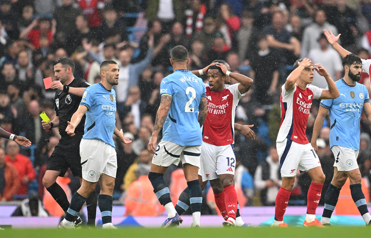 オリバー主審は遅延行為でトロサールを退場処分に