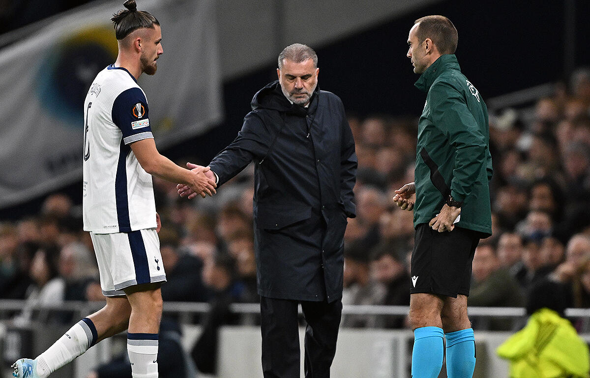 退場ドラグシン見送るポステコグルー監督